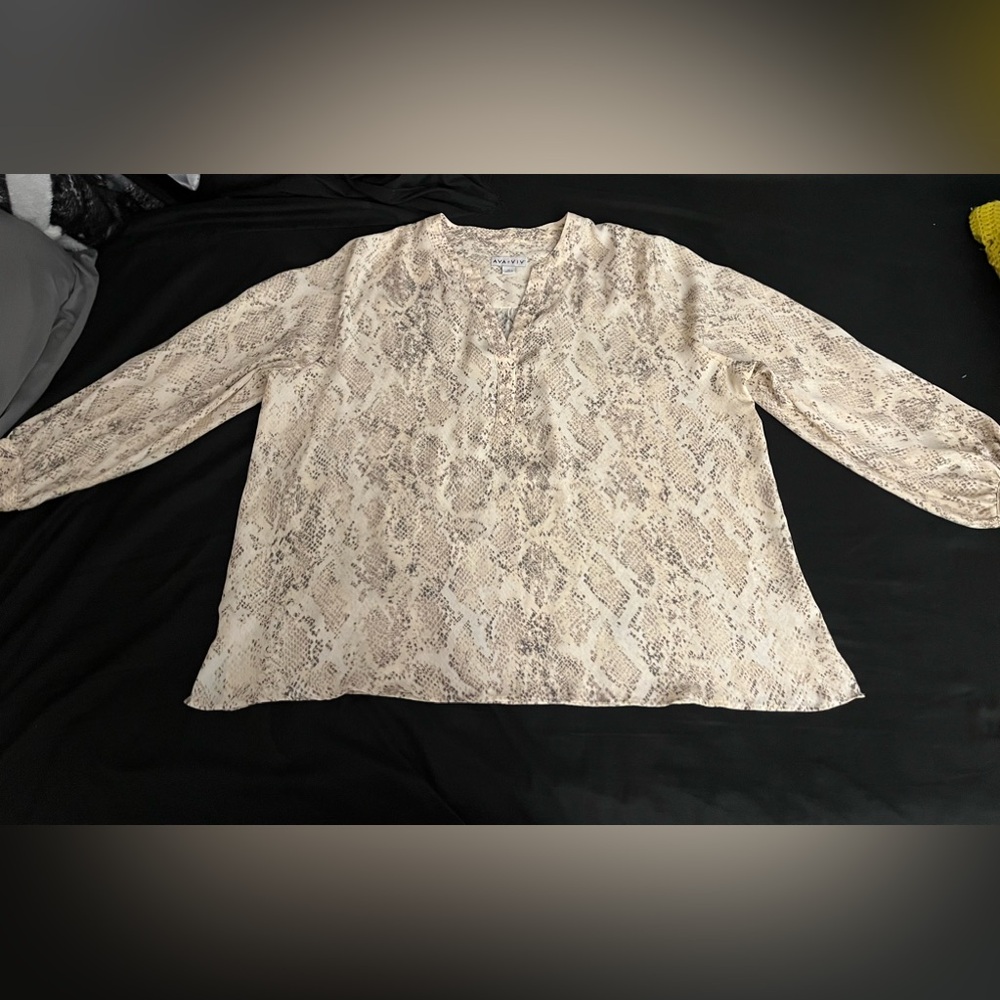 Women’s Ava & Viv snake print long sleeve pull over top in size xxl